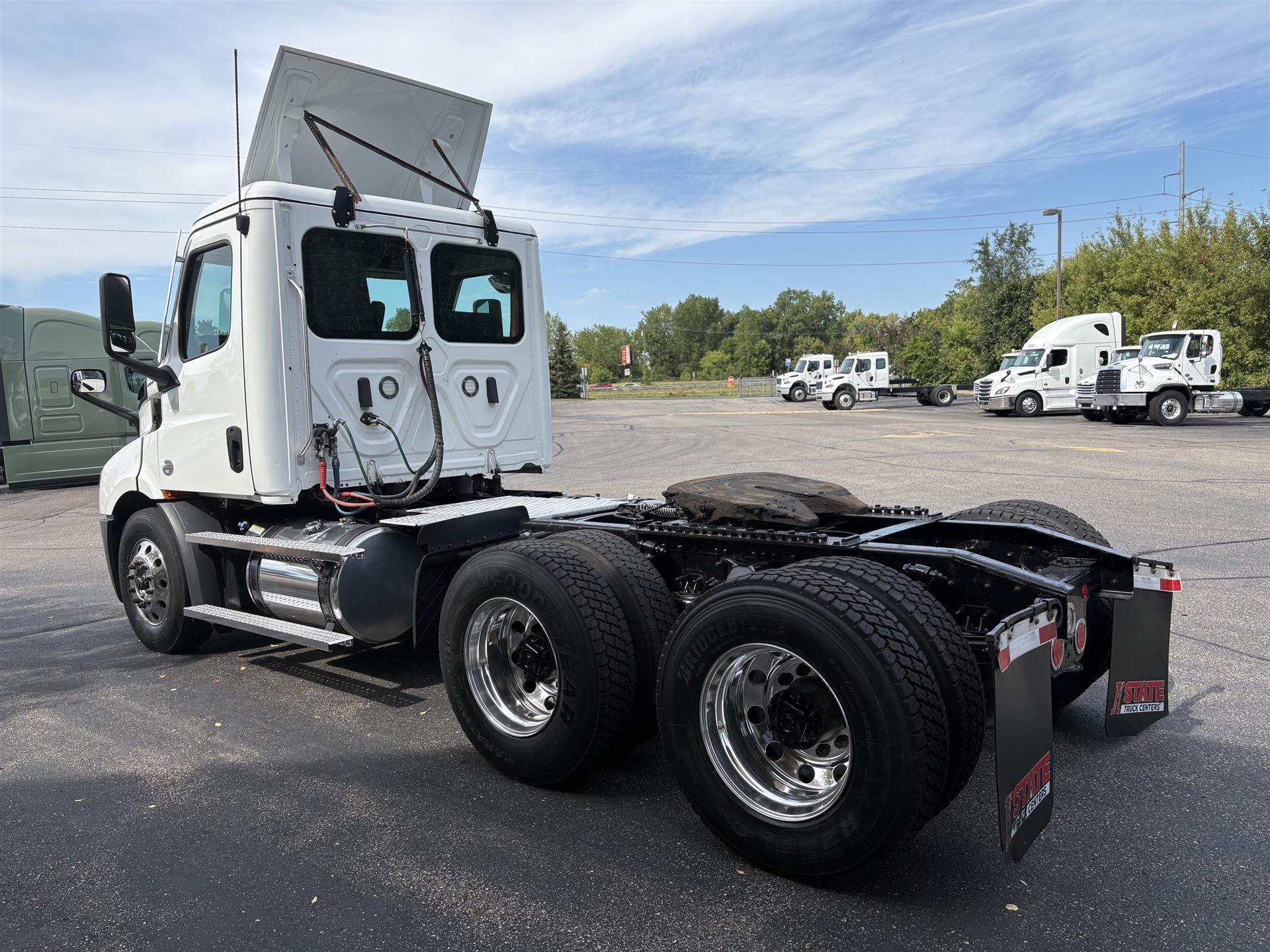 2022 Freightliner Cascadia in Inver Grove Heights, MN — photo 5