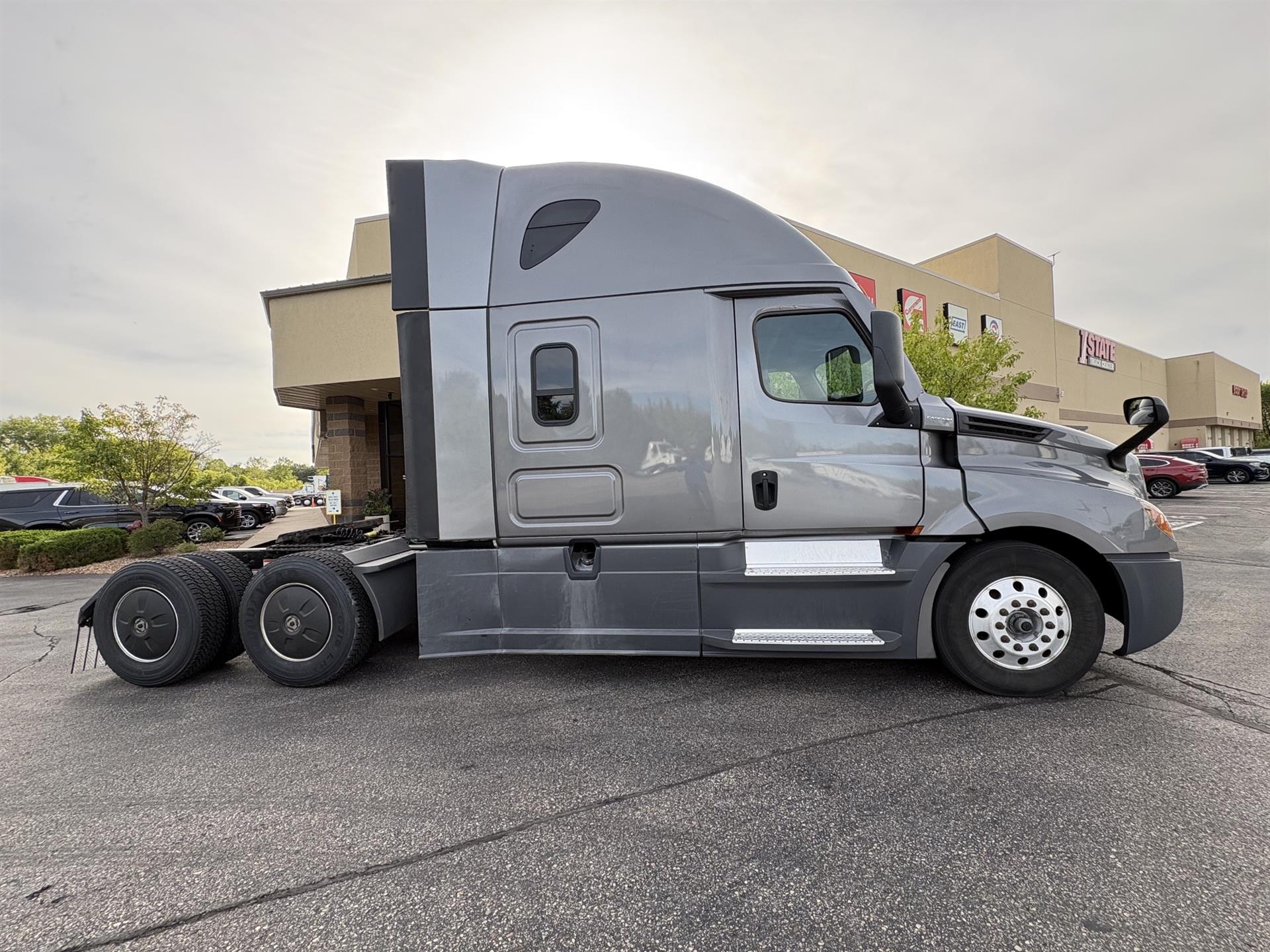 2022 Freightliner Cascadia in Inver Grove Heights, MN — photo 2