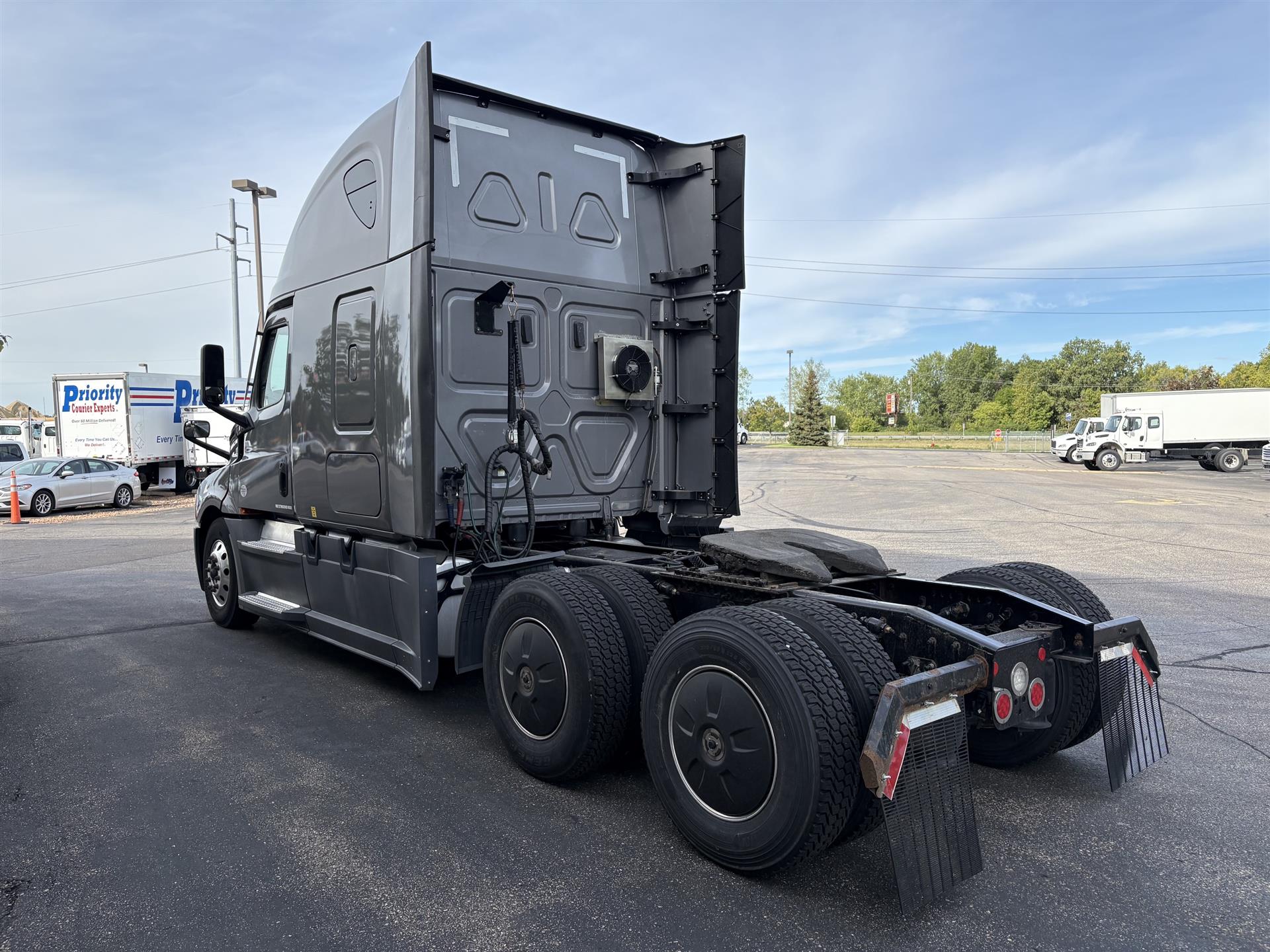 2022 Freightliner Cascadia in Inver Grove Heights, MN — photo 5