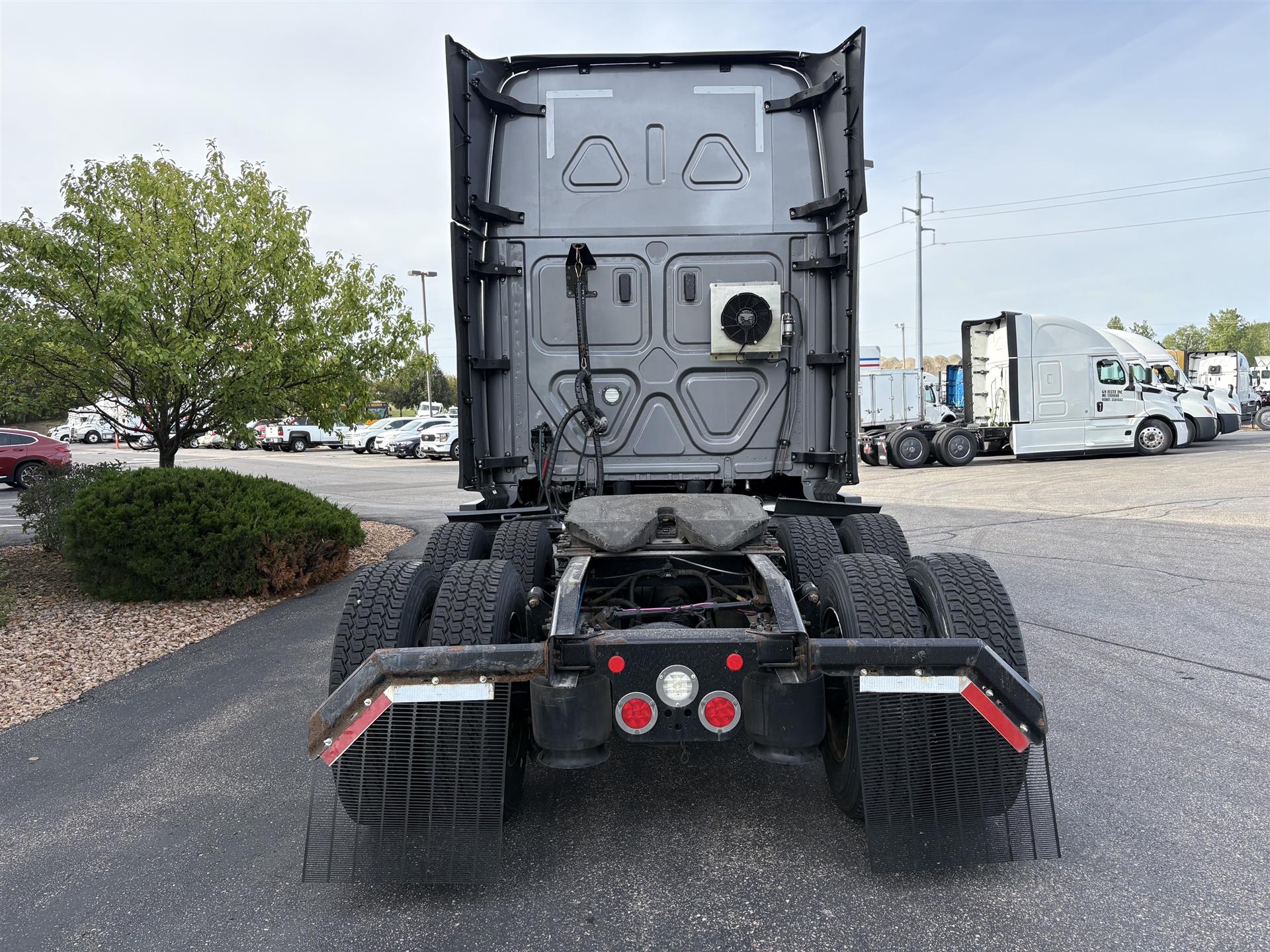 2022 Freightliner Cascadia in Inver Grove Heights, MN — photo 4