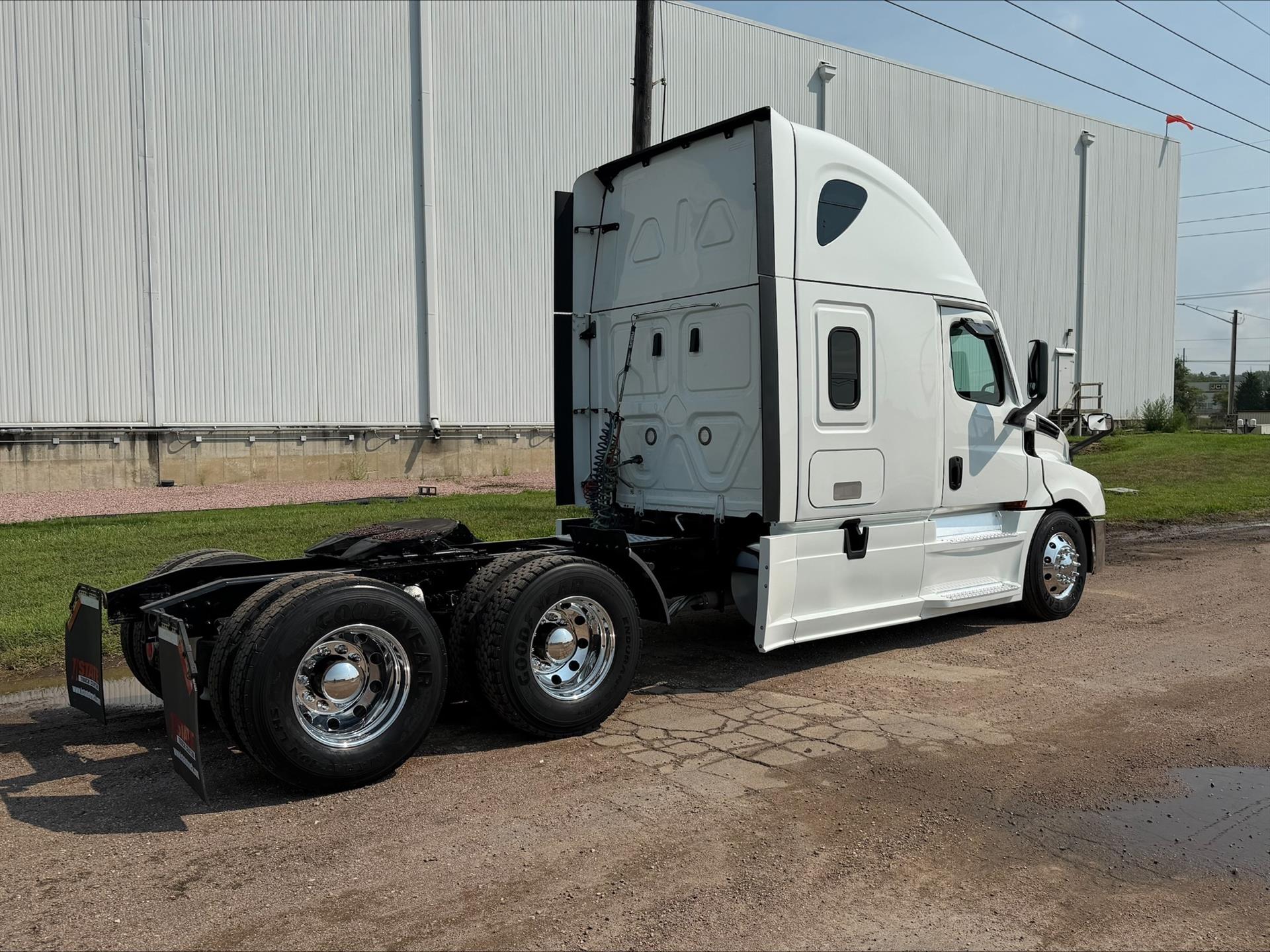 2022 Freightliner Cascadia in Sioux City, IA — photo 2