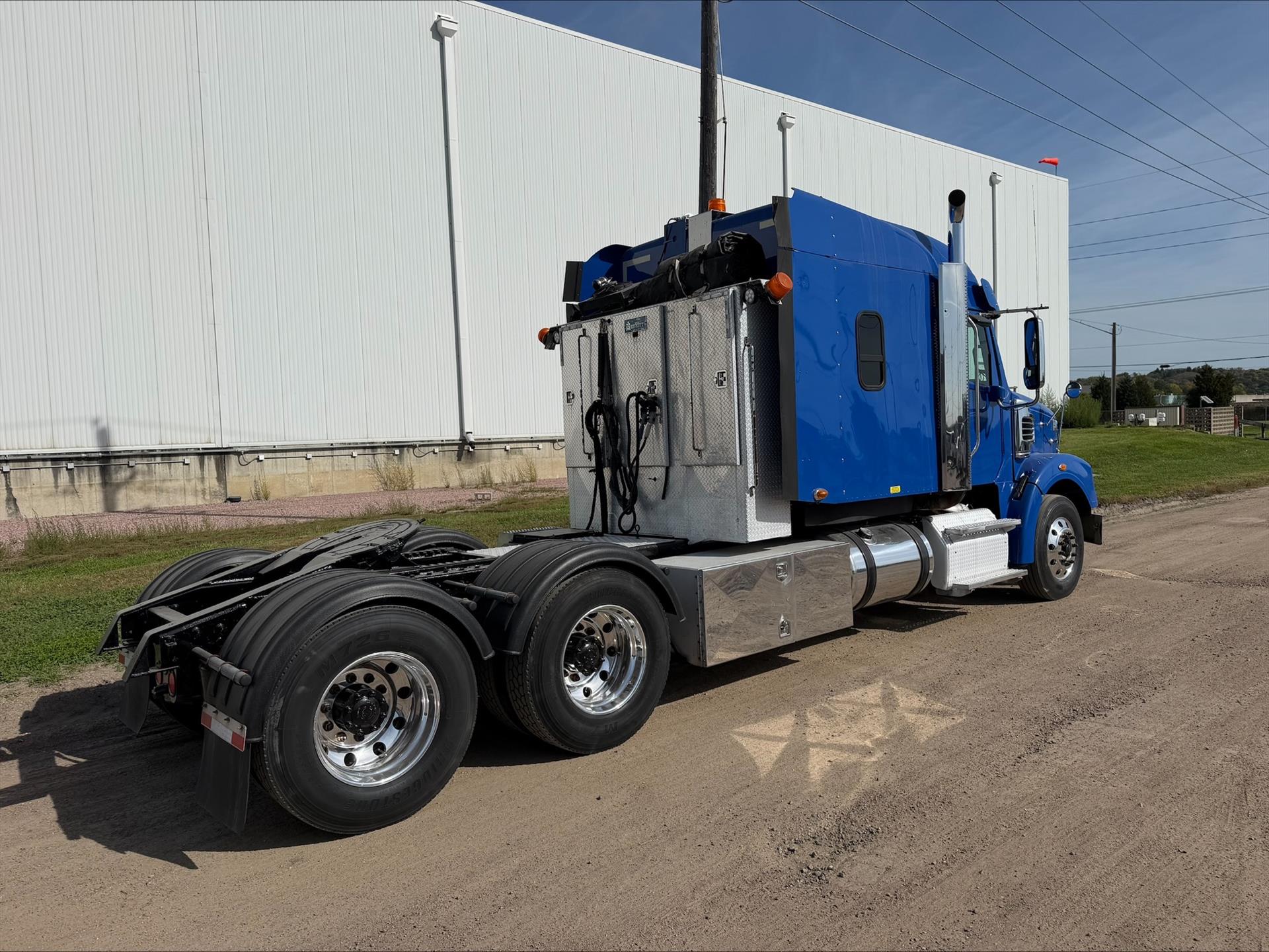 2017 Freightliner 122SD in Sioux City, IA — photo 2