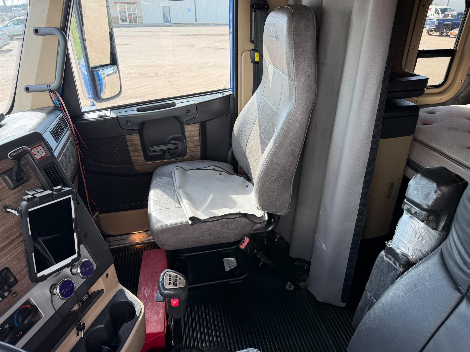 2017 Freightliner 122SD in Sioux City, IA — photo 7
