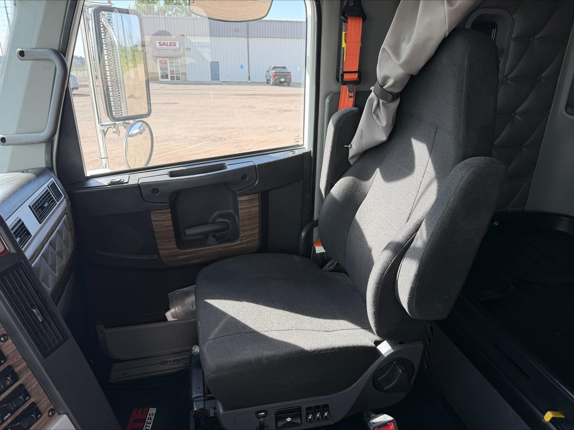 2020 Freightliner 122SD in Sioux City, IA — photo 7