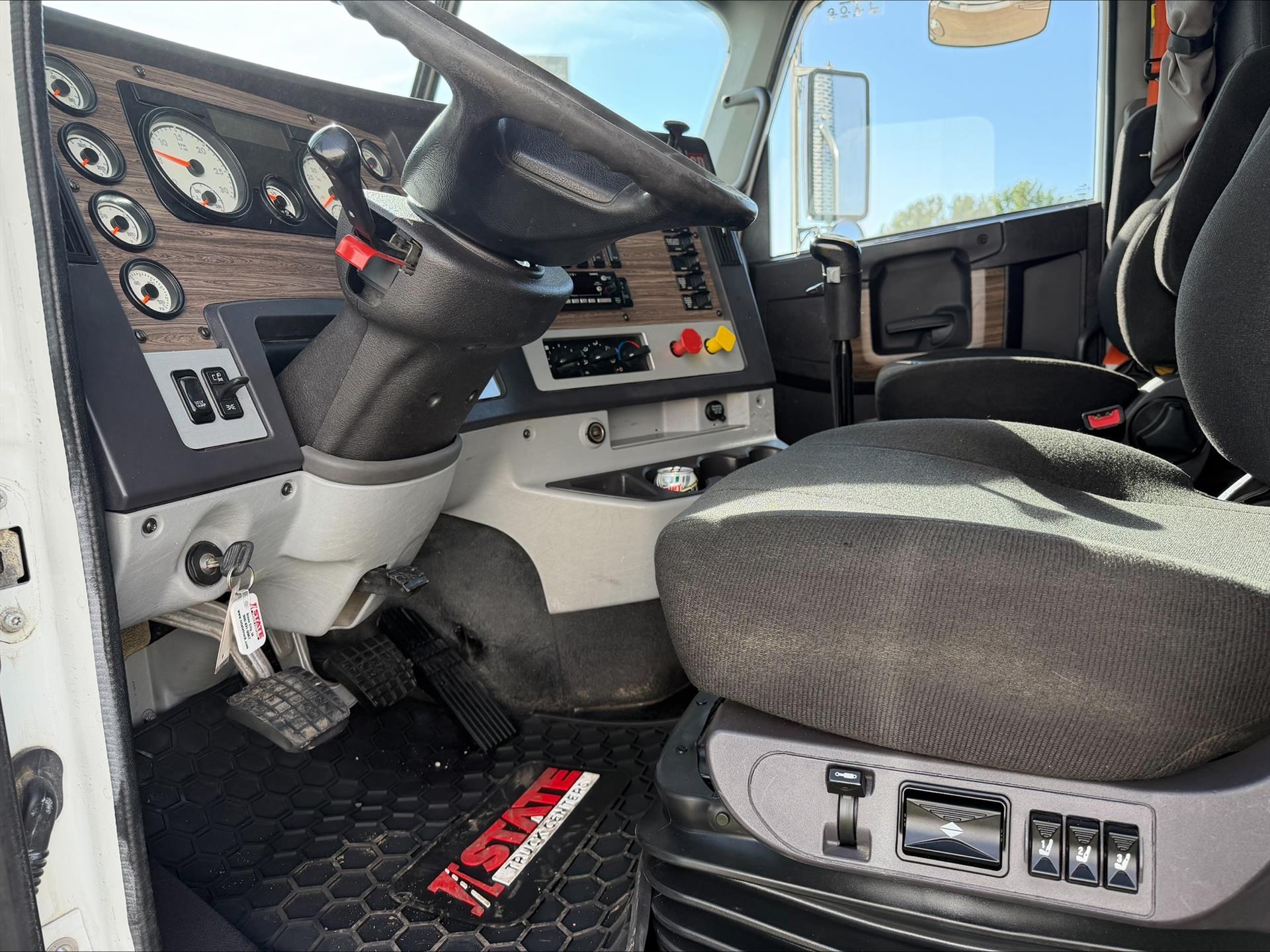 2020 Freightliner 122SD in Sioux City, IA — photo 6