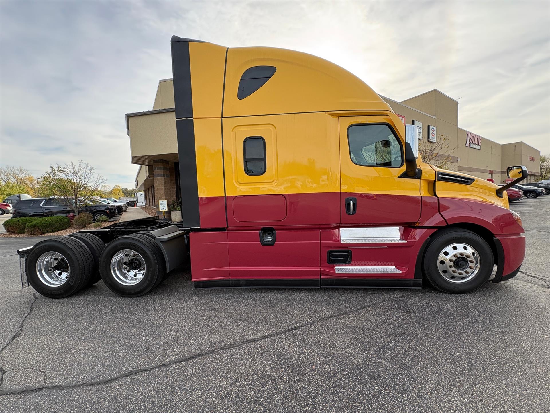 2022 Freightliner Cascadia in Inver Grove Heights, MN — photo 2