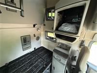 2021 Volvo VNL64T760
