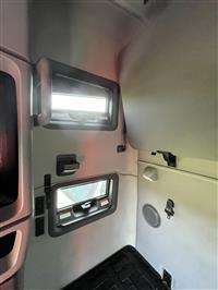 2021 Volvo VNL64T760