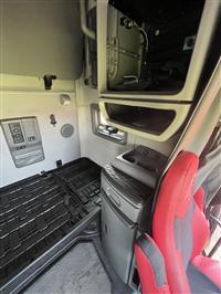 2021 Volvo VNL64T760