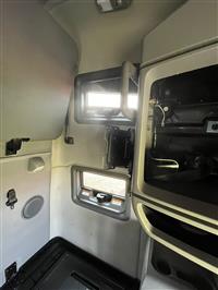 2021 Volvo VNL64T760