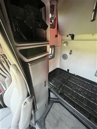 2021 Volvo VNL64T760