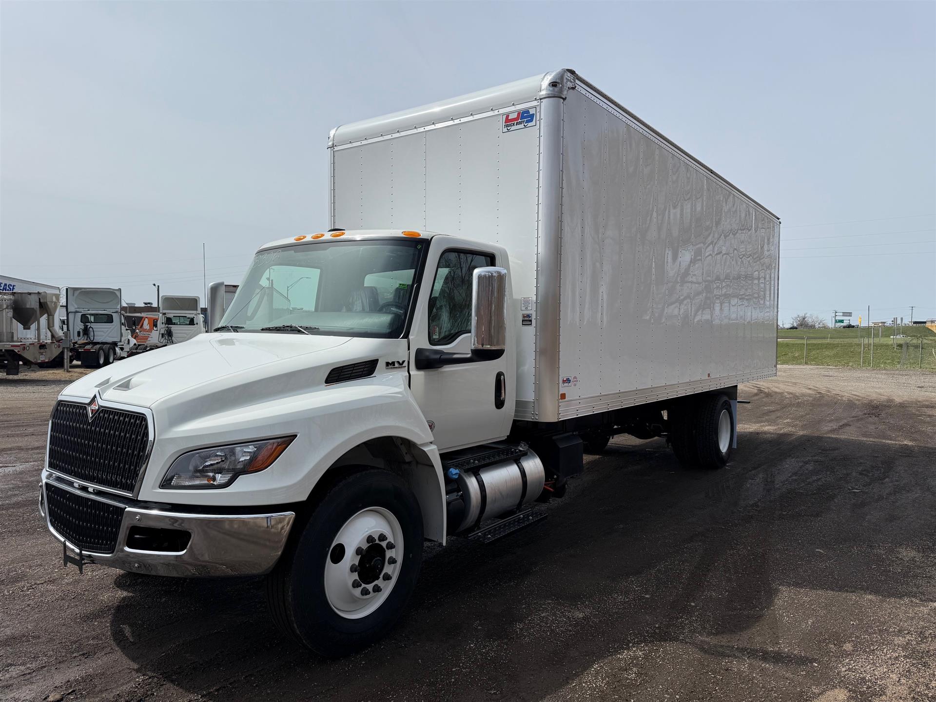 洋書 INTERNATIONAL TRUCKS 2001 International 4900 Garbage Truck - DT 530, 275HP For