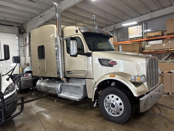 2023 Peterbilt 567