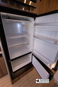 2025 Airstream Atlas Tommy Bahama E1