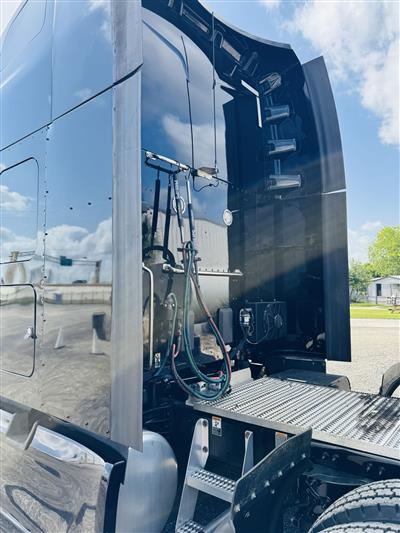 2023 Peterbilt 579