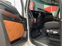 2025 Kenworth T880