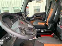 2025 Kenworth T880