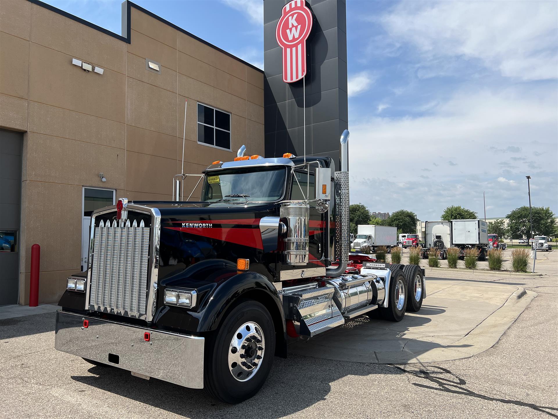 2025 Kenworth W900L