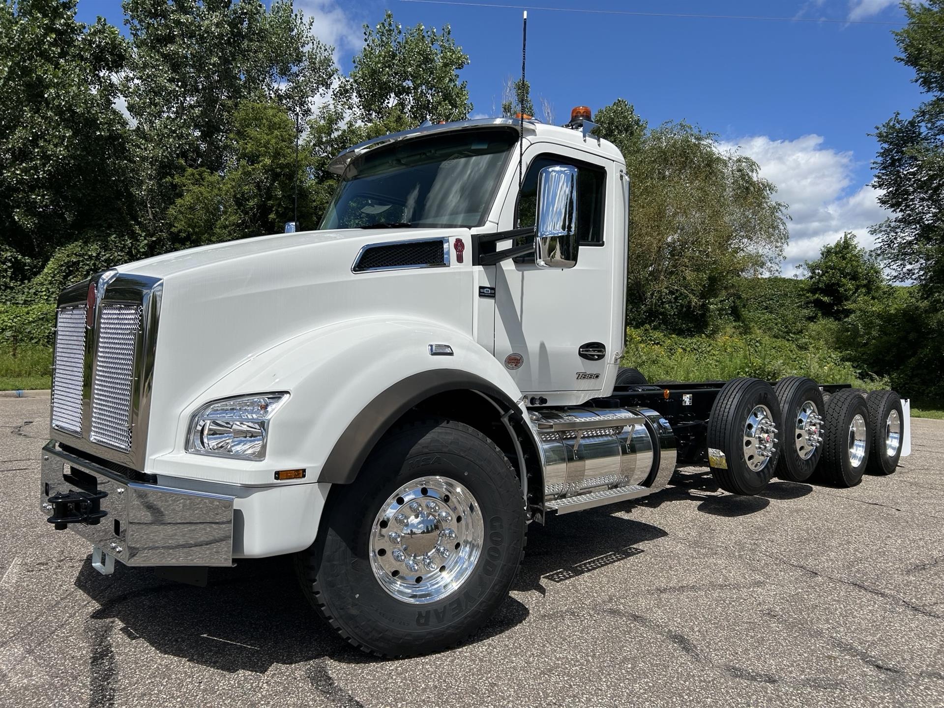 2025 Kenworth T880