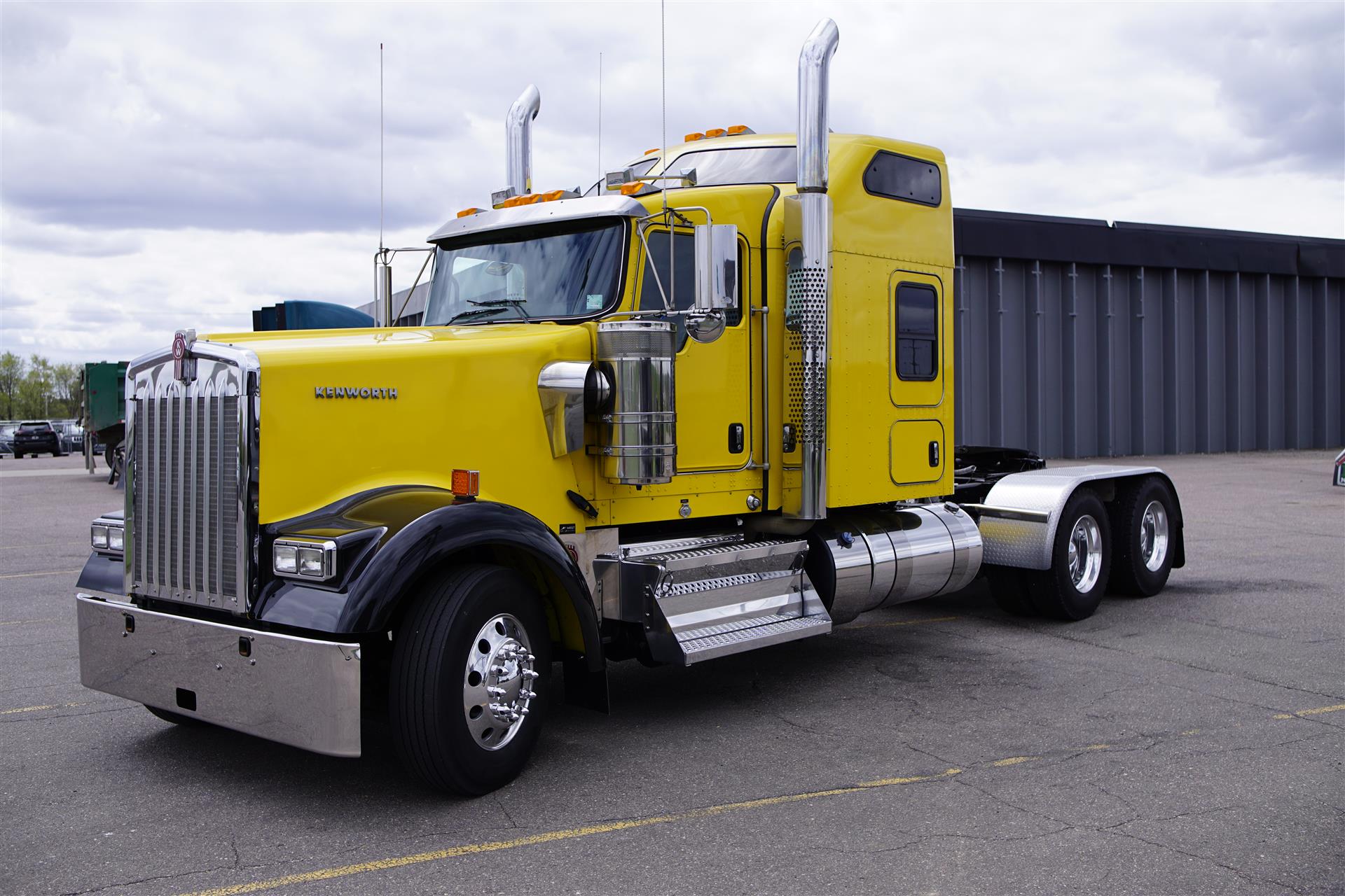 2025 Kenworth W900L