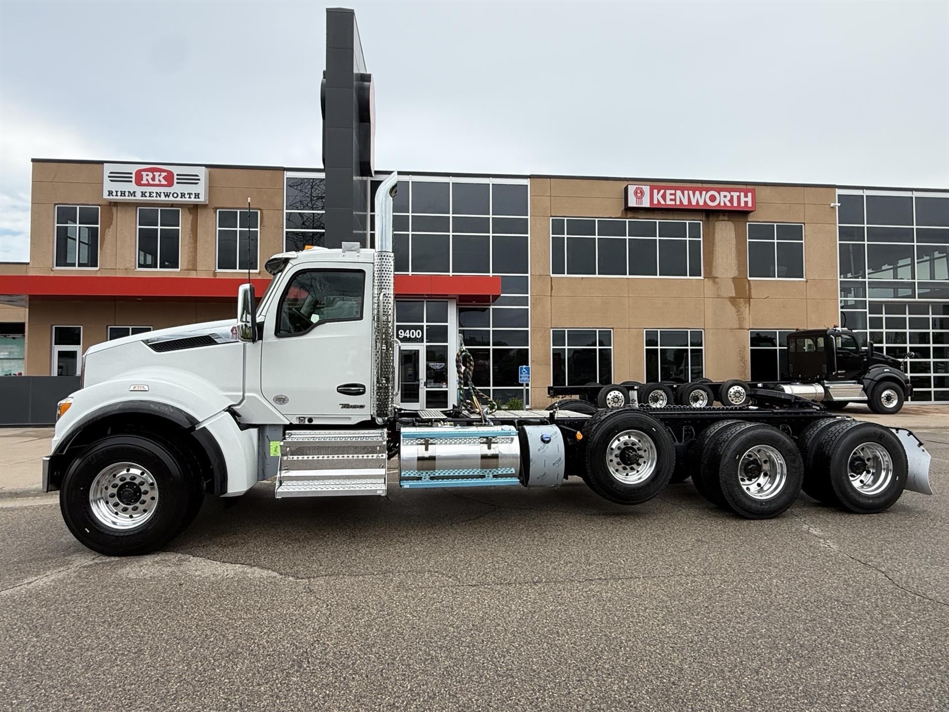 2027 Kenworth T880