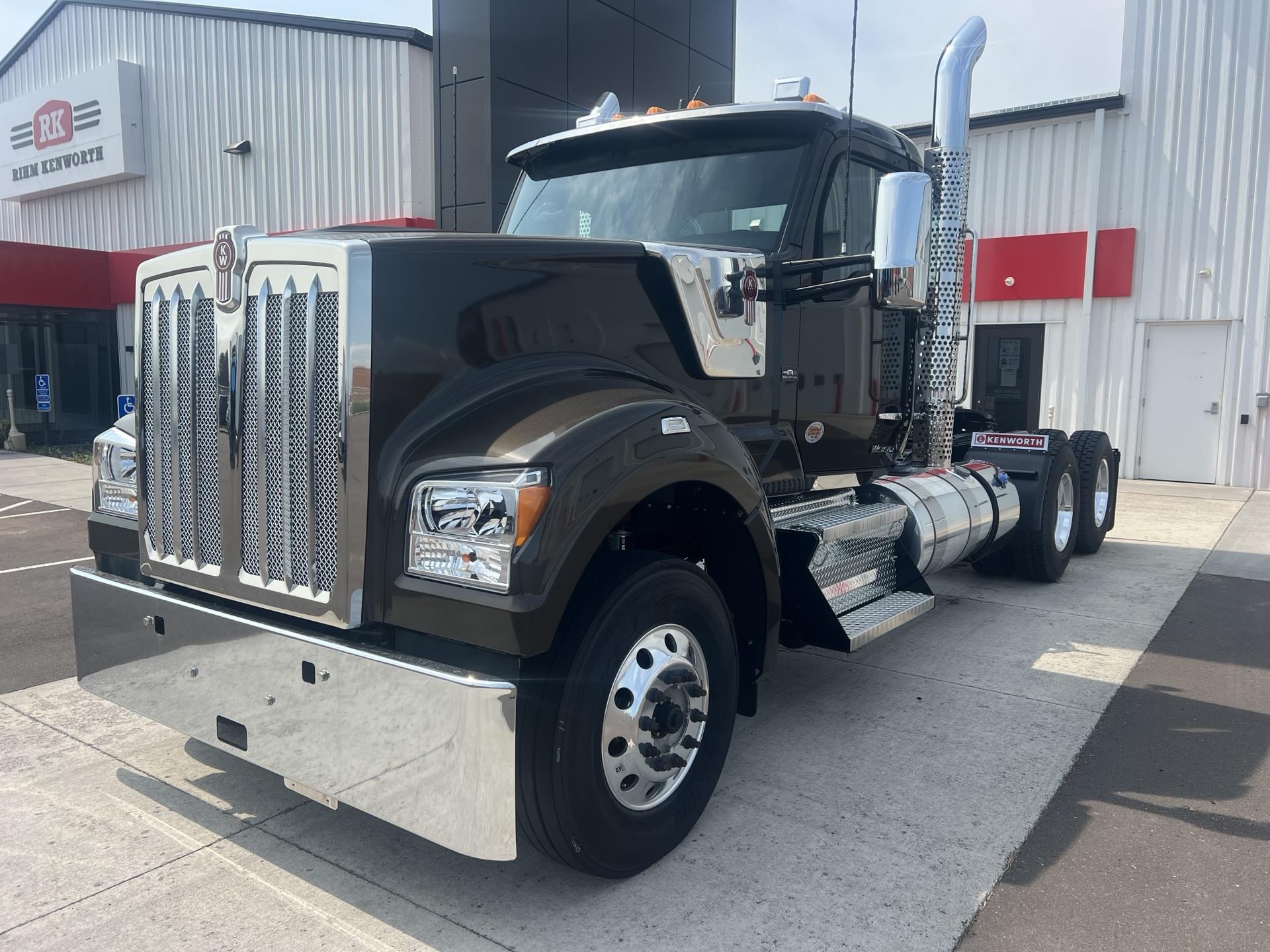 2027 Kenworth W990