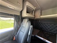2023 Kenworth W990