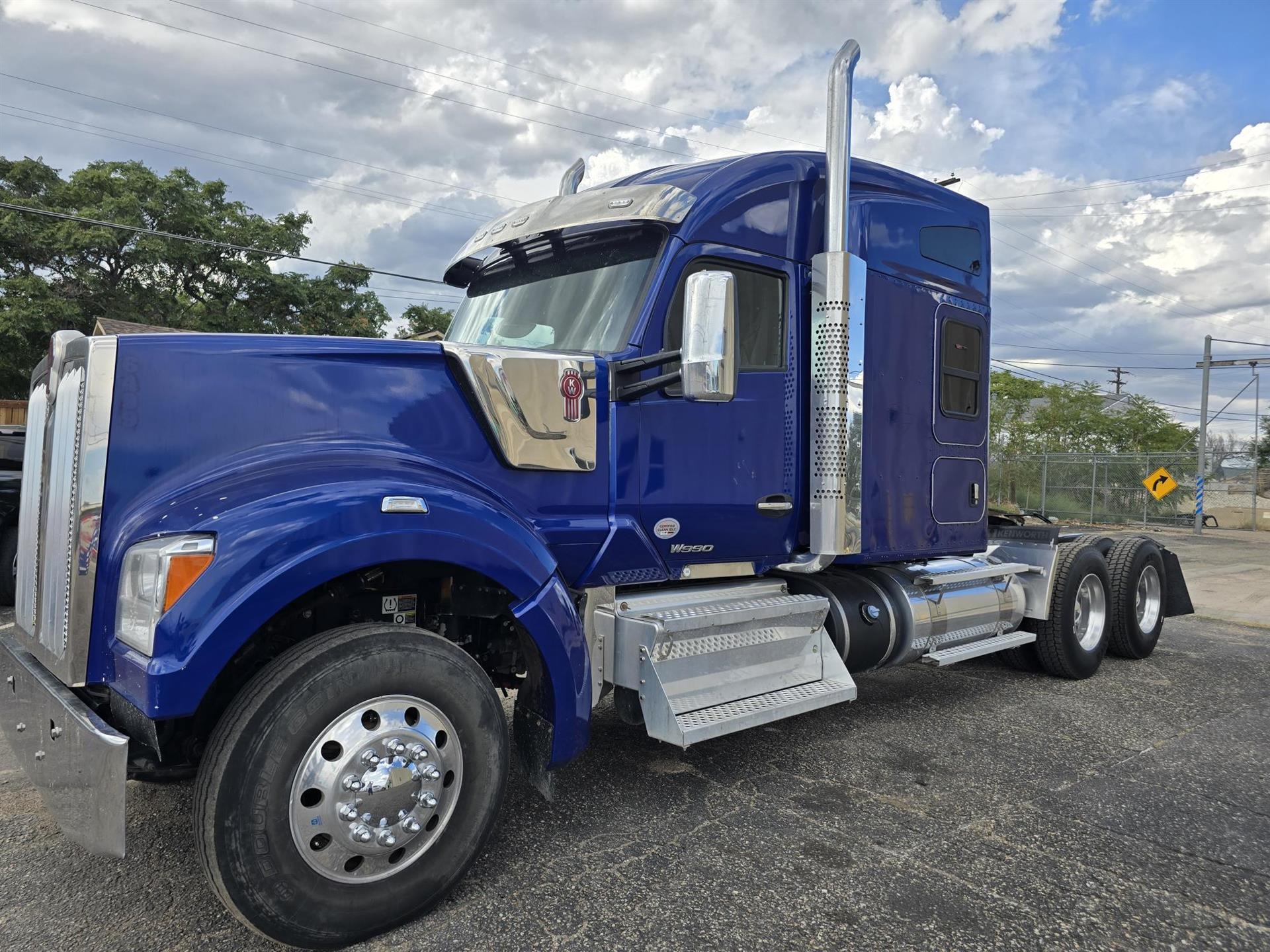 2022 Kenworth W990
