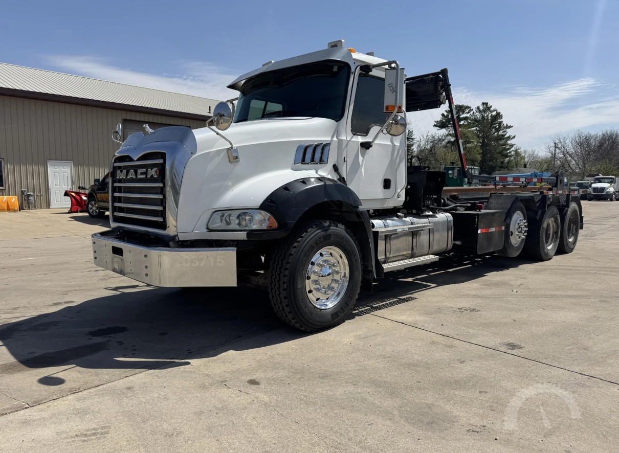2015 Mack GU813