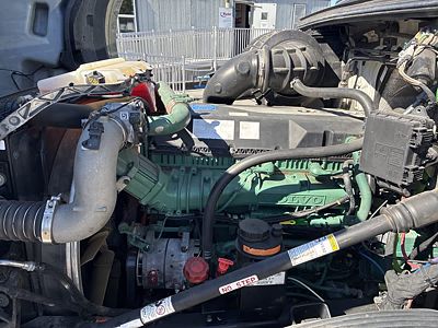 2020 Volvo VNL64T-300