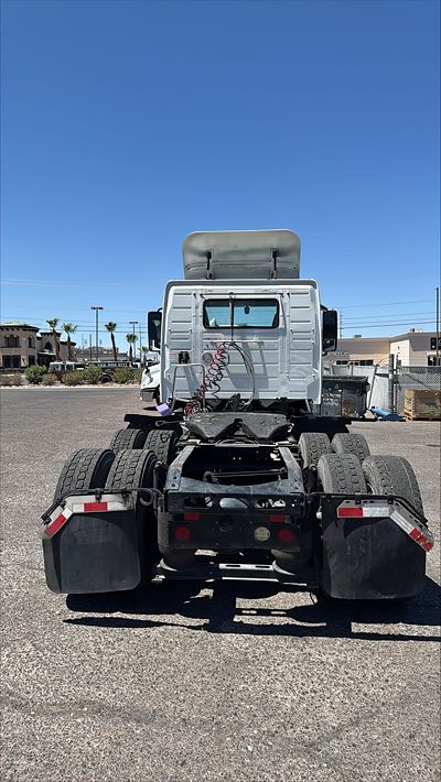2019 Volvo VNL64T-300