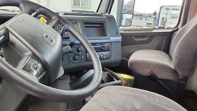2019 Volvo VNL42T 300