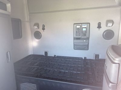 2021 Volvo VNL64T-740