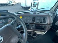 2016 Volvo VNL42T