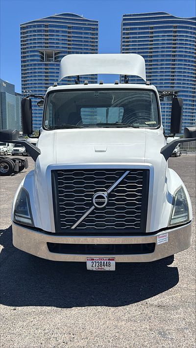 2019 Volvo VNL64T-300