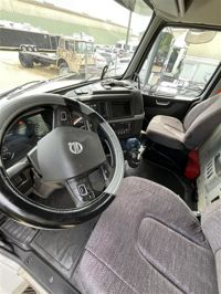 2020 Volvo VNL64T-300