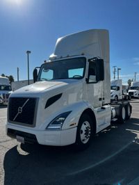 2018 Volvo VNL64T-300
