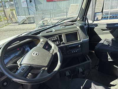2020 Volvo VNL64T-300