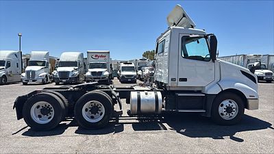 2019 Volvo VNL64T-300