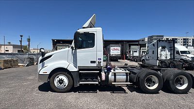 2019 Volvo VNL64T-300