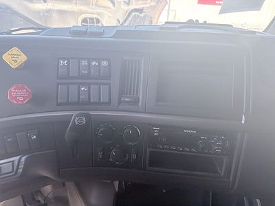2021 Volvo VNL64T-740