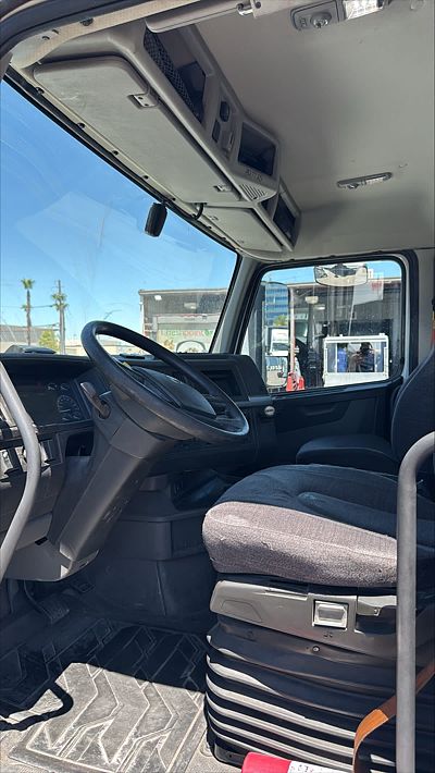 2019 Volvo VNL64T-300