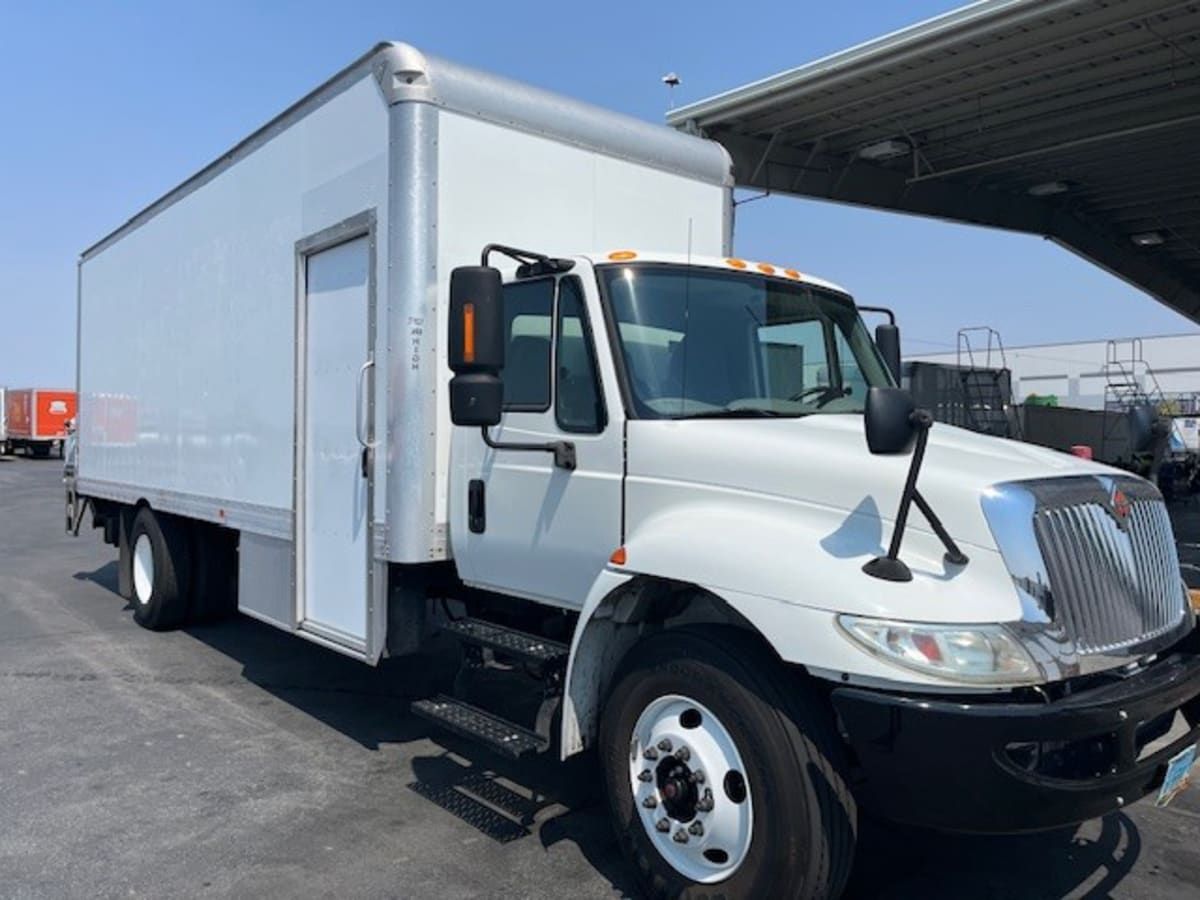 2018 International 4300LP (4X2)