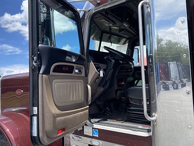 2023 Peterbilt 389