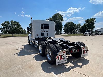 2023 Kenworth T880