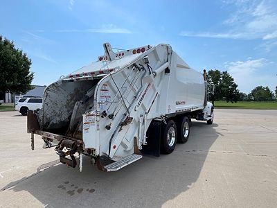 2023 Peterbilt 348