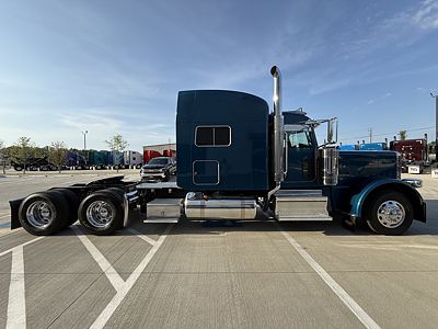 2023 Peterbilt 389