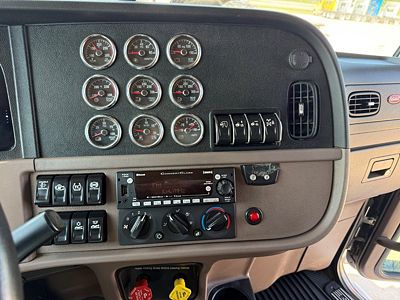 2023 Peterbilt 389