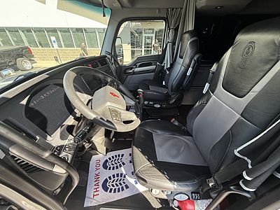 2023 Kenworth T880