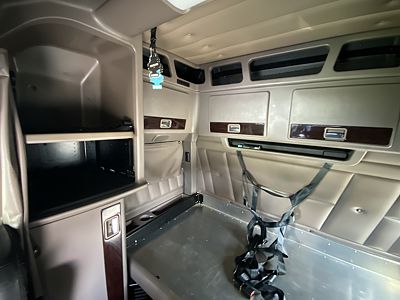 2023 Peterbilt 389